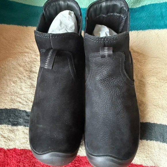 Keen Black Winter Boots - Picture 11 of 14